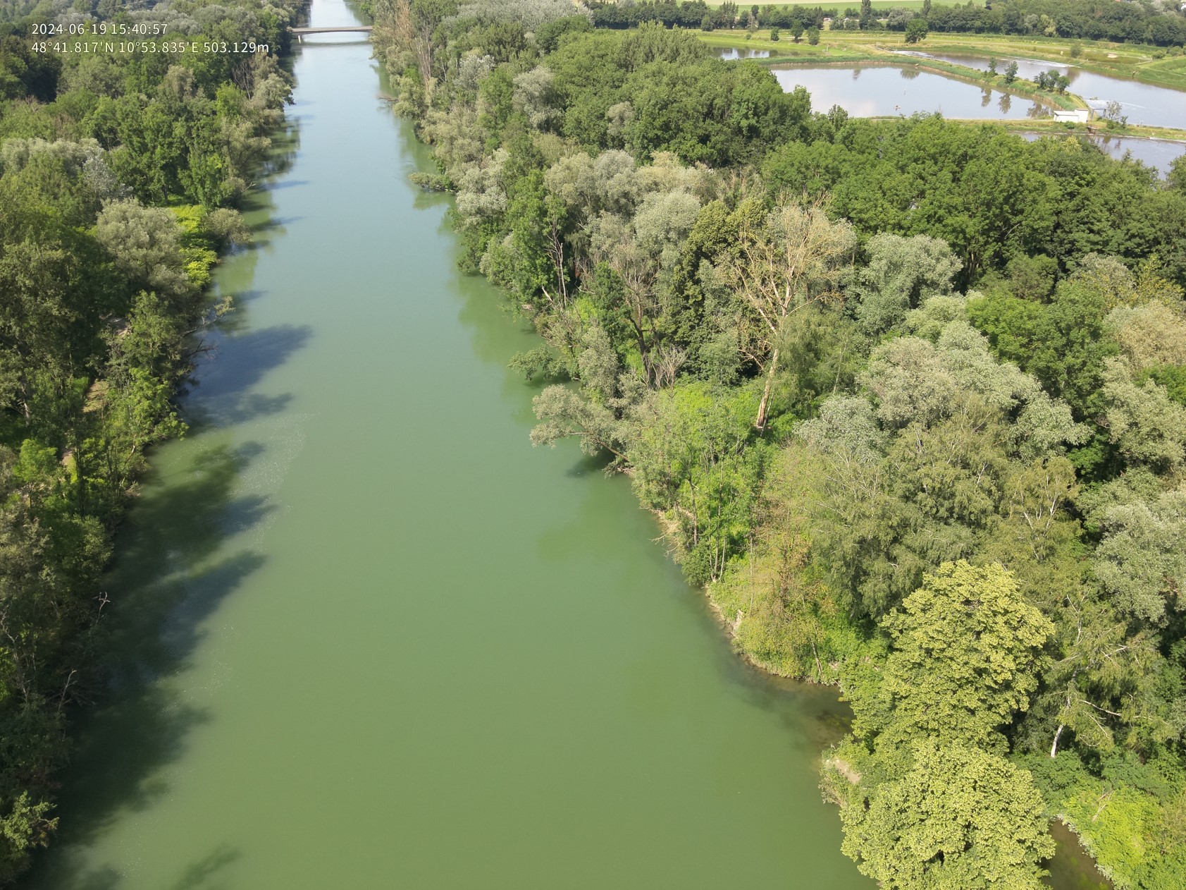 Ufer südlich der Lechbrücke B16 vor der Umsetzung von Maßnahmen 